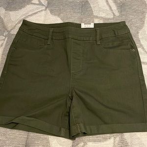 Color green stretch shorts. Size M New!!